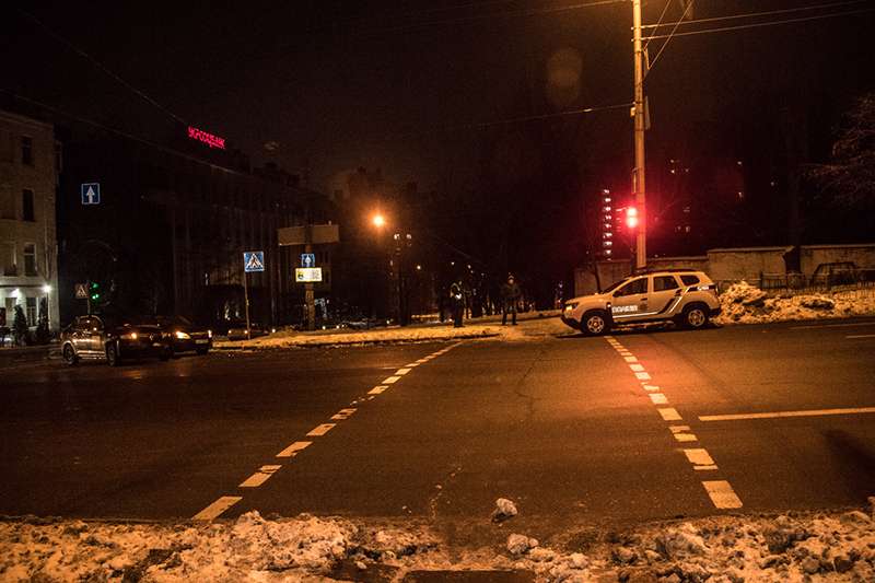 В Киеве на Большой Васильковской Uber врезался в автомобиль полиции В Киеве на Большой Васильковской Uber врезался в автомобиль полиции