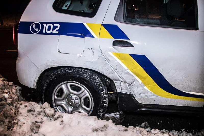 В Киеве на Большой Васильковской Uber врезался в автомобиль полиции В Киеве на Большой Васильковской Uber врезался в автомобиль полиции