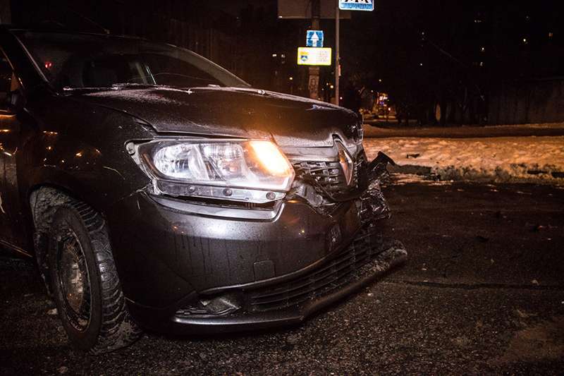 В Киеве на Большой Васильковской Uber врезался в автомобиль полиции В Киеве на Большой Васильковской Uber врезался в автомобиль полиции