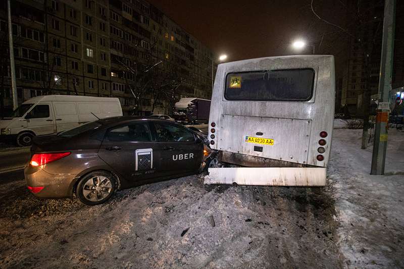 В Киеве на Березняках Uber влетел в припаркованный автобус В Киеве на Березняках Uber влетел в припаркованный автобус
