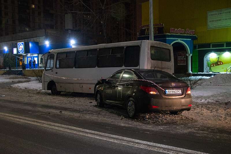 В Киеве на Березняках Uber влетел в припаркованный автобус В Киеве на Березняках Uber влетел в припаркованный автобус