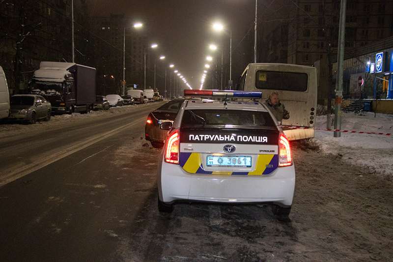 В Киеве на Березняках Uber влетел в припаркованный автобус В Киеве на Березняках Uber влетел в припаркованный автобус