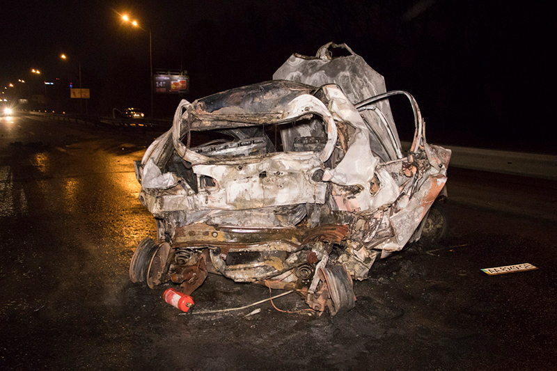 В Киеве BMW X5 уничтожил такси Lanos: пассажир сгорел в автомобиле В Киеве BMW X5 уничтожил такси Lanos: пассажир сгорел в автомобиле