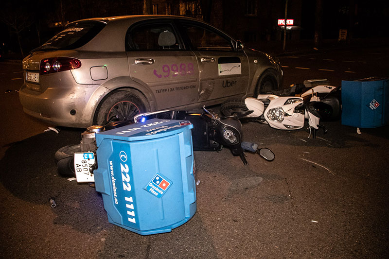 В Киеве водитель Uber сбил двоих скутеристов Domino’s Pizza В Киеве водитель Uber сбил двоих скутеристов Domino’s Pizza