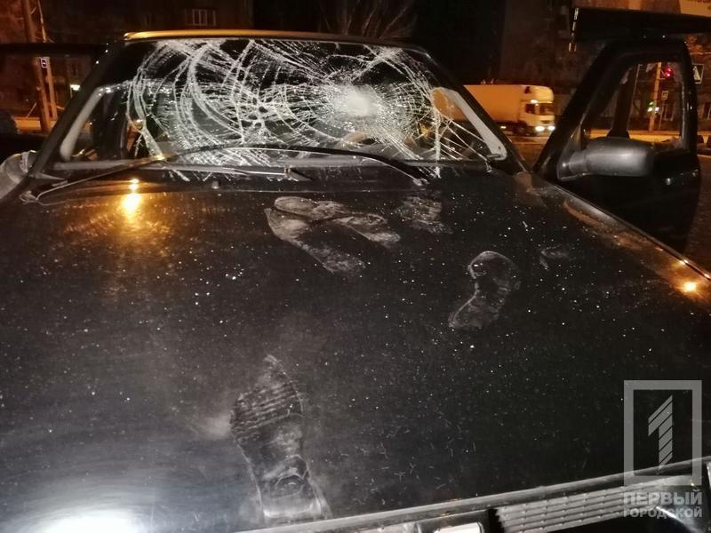 В Кривом Роге расстреляли такси с пассажирами. Полиция ищет очевидцев В Кривом Роге расстреляли такси с пассажирами. Полиция ищет очевидцев