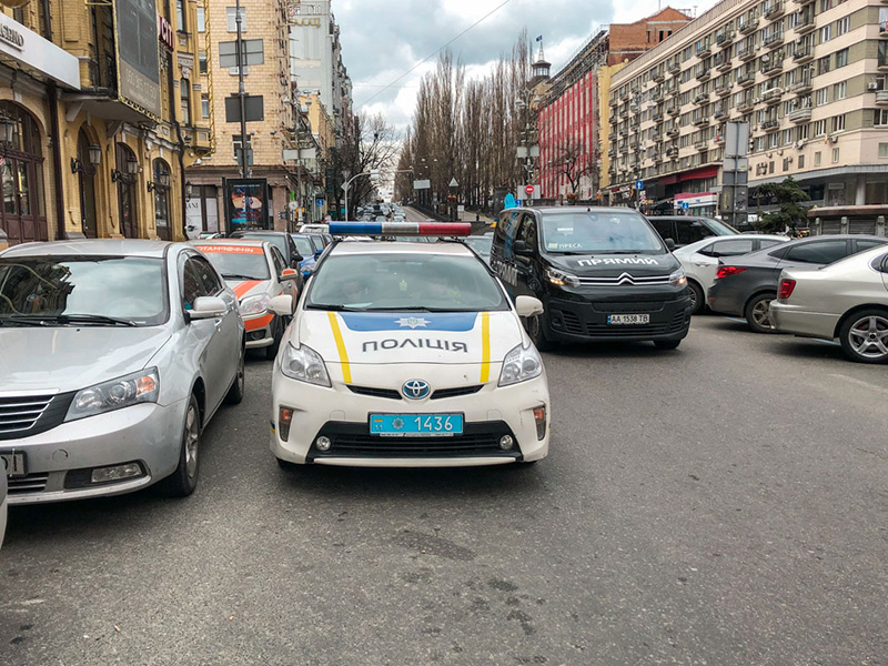 В центре Киева таксист пытался задушить пассажира ремнем безопасности (видео) В центре Киева таксист пытался задушить пассажира ремнем безопасности (видео)