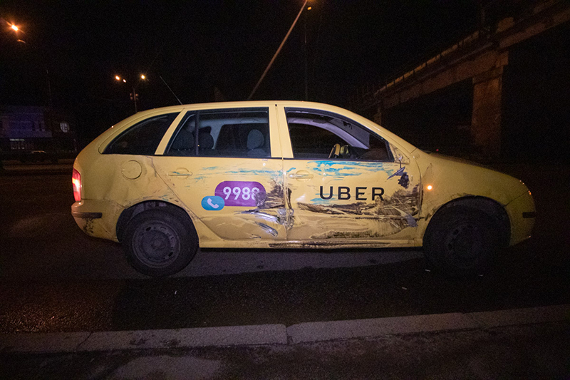 В Киеве возле метро «Сырец» Skoda Uber перевернула автовышку Киевпастранса В Киеве возле метро «Сырец» Skoda Uber перевернула автовышку Киевпастранса