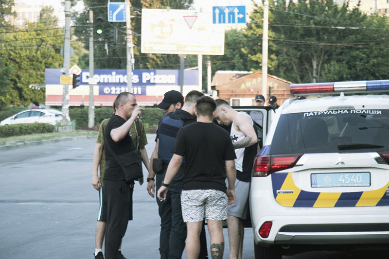 В Киеве неадекват бросился под машину такси и устроил драку с полицейскими В Киеве неадекват бросился под машину такси и устроил драку с полицейскими