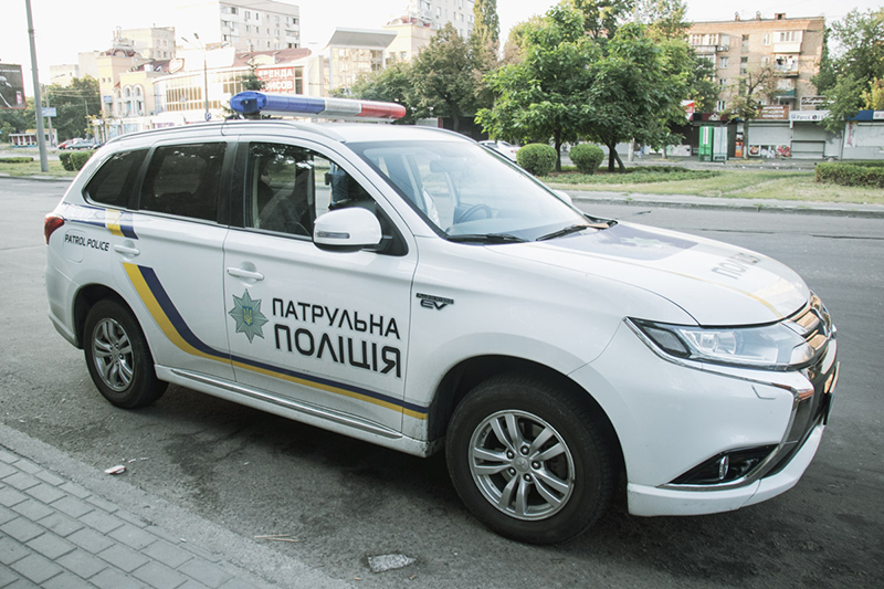 В Киеве неадекват бросился под машину такси и устроил драку с полицейскими В Киеве неадекват бросился под машину такси и устроил драку с полицейскими