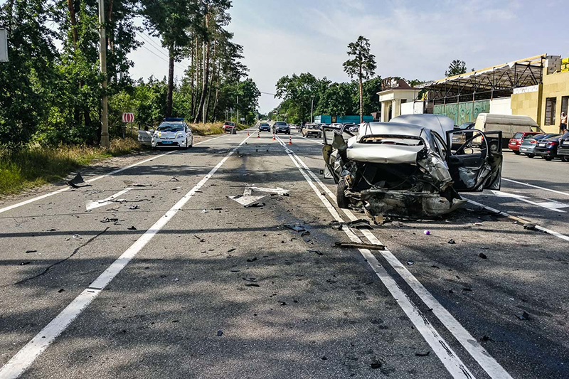В Киеве на Столичном шоссе Volkswagen врезался в такси Lanos: погибла девушка В Киеве на Столичном шоссе Volkswagen врезался в такси Lanos: погибла девушка
