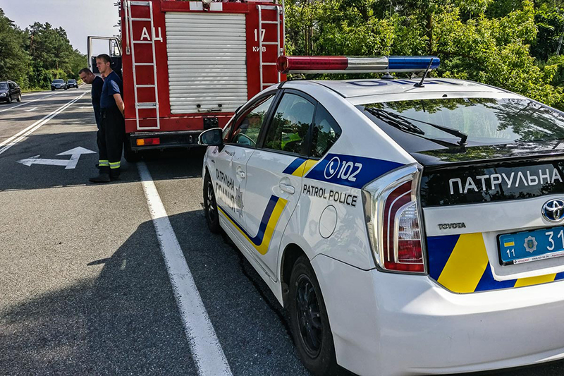 В Киеве на Столичном шоссе Volkswagen врезался в такси Lanos: погибла девушка В Киеве на Столичном шоссе Volkswagen врезался в такси Lanos: погибла девушка