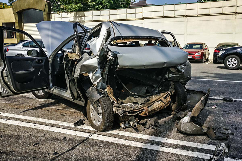 В Киеве на Столичном шоссе Volkswagen врезался в такси Lanos: погибла девушка В Киеве на Столичном шоссе Volkswagen врезался в такси Lanos: погибла девушка