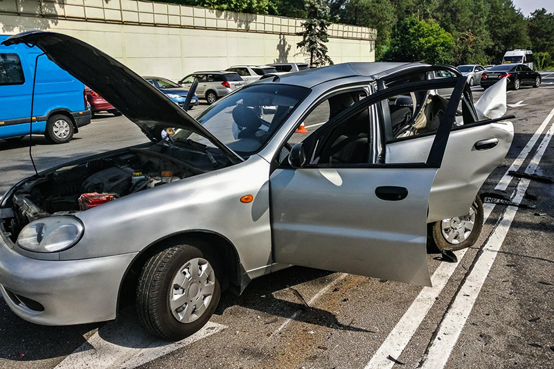 В Киеве на Столичном шоссе Volkswagen врезался в такси Lanos: погибла девушка В Киеве на Столичном шоссе Volkswagen врезался в такси Lanos: погибла девушка