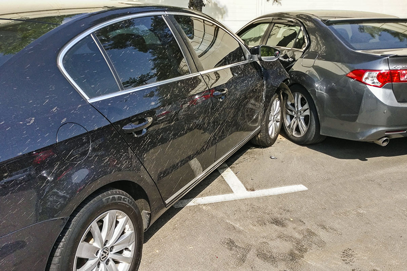 В Киеве на Столичном шоссе Volkswagen врезался в такси Lanos: погибла девушка В Киеве на Столичном шоссе Volkswagen врезался в такси Lanos: погибла девушка