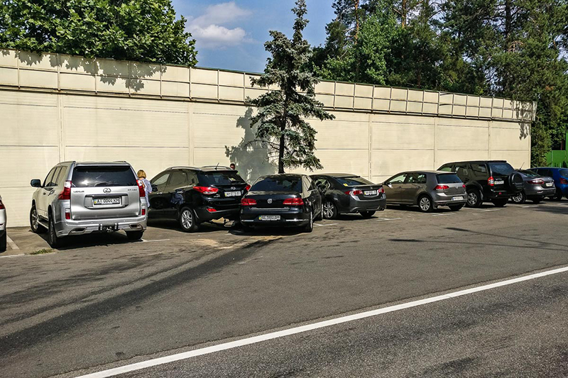 В Киеве на Столичном шоссе Volkswagen врезался в такси Lanos: погибла девушка В Киеве на Столичном шоссе Volkswagen врезался в такси Lanos: погибла девушка