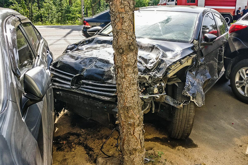 В Киеве на Столичном шоссе Volkswagen врезался в такси Lanos: погибла девушка В Киеве на Столичном шоссе Volkswagen врезался в такси Lanos: погибла девушка