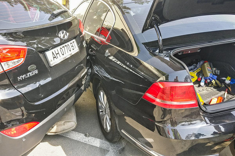 В Киеве на Столичном шоссе Volkswagen врезался в такси Lanos: погибла девушка В Киеве на Столичном шоссе Volkswagen врезался в такси Lanos: погибла девушка