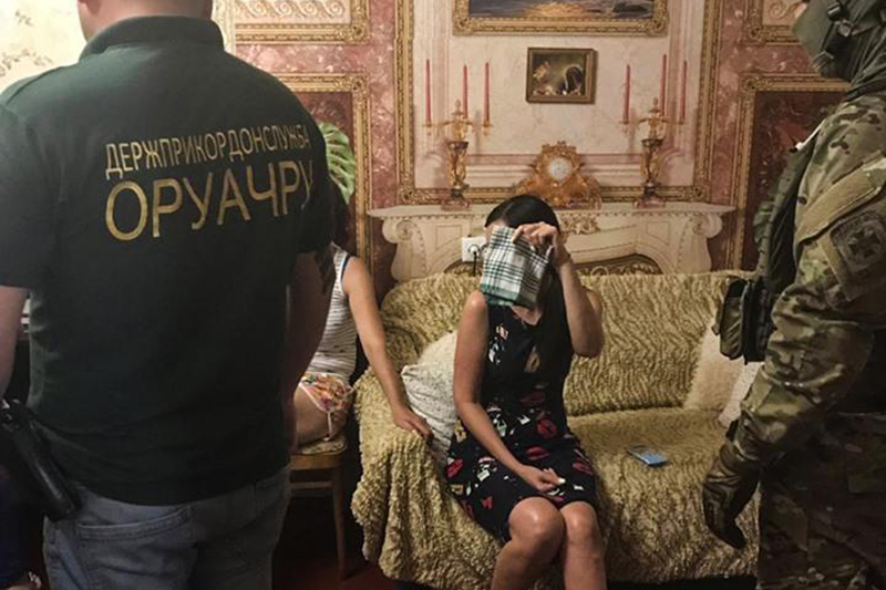 Таксисты направляли клиентов на адреса, где их ждали девушки: разоблачение сети борделей в Николаеве Таксисты направляли клиентов на адреса, где их ждали девушки: разоблачение сети борделей в Николаеве