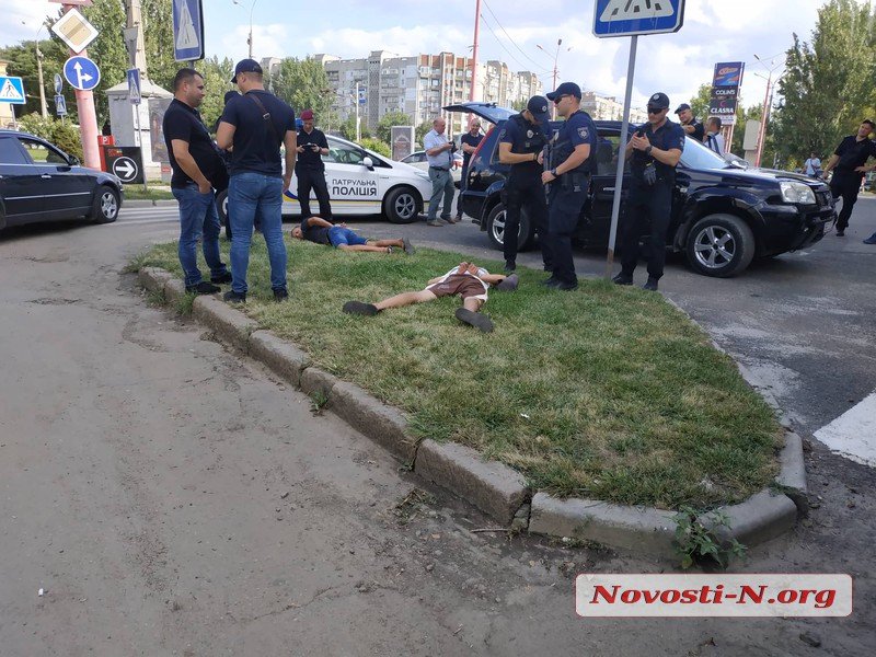 "Кто в такси играет пистолетом?" Таксист в Николаеве помог задержать церковных воров "Кто в такси играет пистолетом?" Таксист в Николаеве помог задержать церковных воров