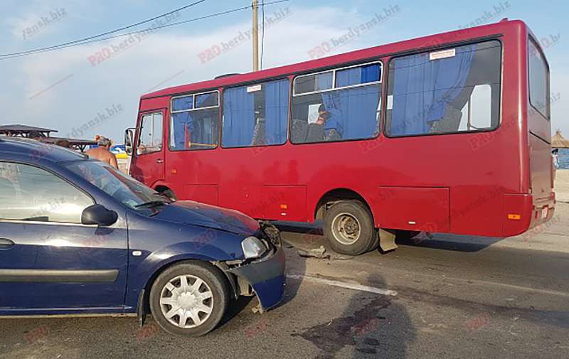 В Бердянске таксист без прав спровоцировал ДТП. Фото В Бердянске таксист без прав спровоцировал ДТП. Фото