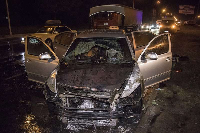 В Киеве на Богатырской сгорело такси Skoda В Киеве на Богатырской сгорело такси Skoda