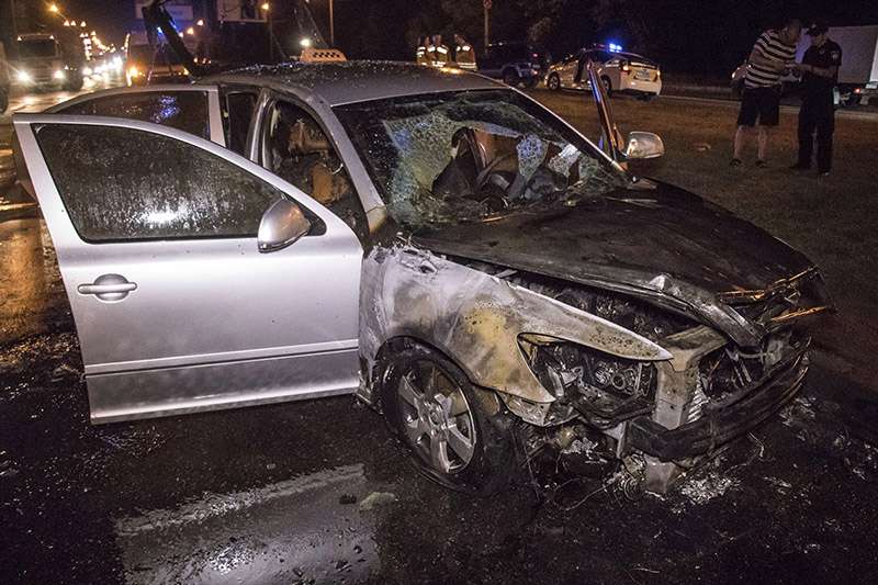В Киеве на Богатырской сгорело такси Skoda В Киеве на Богатырской сгорело такси Skoda