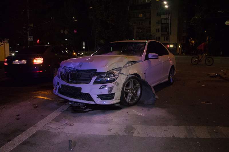 В Киеве на Леси Украинки Mercedes протаранил такси и загорелся: пострадал мужчина. Фото В Киеве на Леси Украинки Mercedes протаранил такси и загорелся: пострадал мужчина. Фото