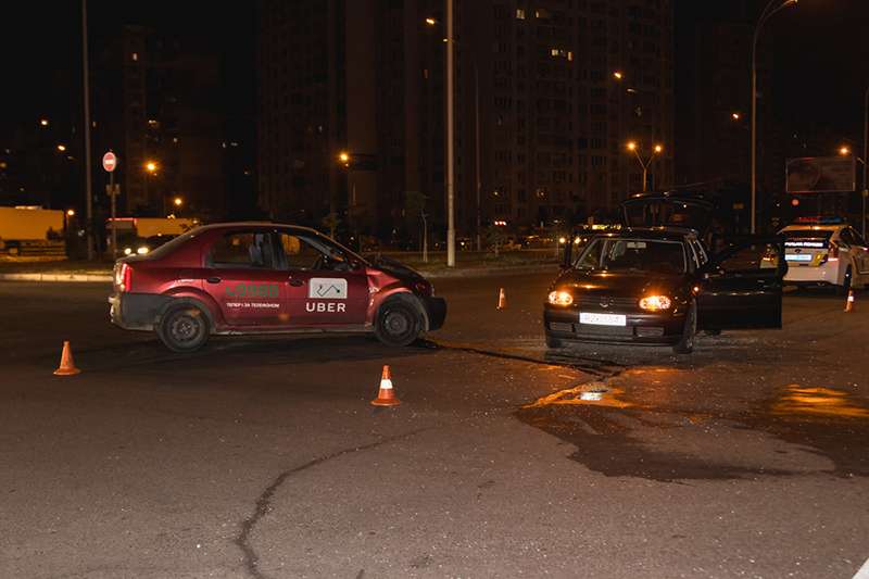 В Киеве на Позняках Uber влетел в Volkswagen Golf: двоих человек забрала «скорая». Фото В Киеве на Позняках Uber влетел в Volkswagen Golf: двоих человек забрала «скорая». Фото