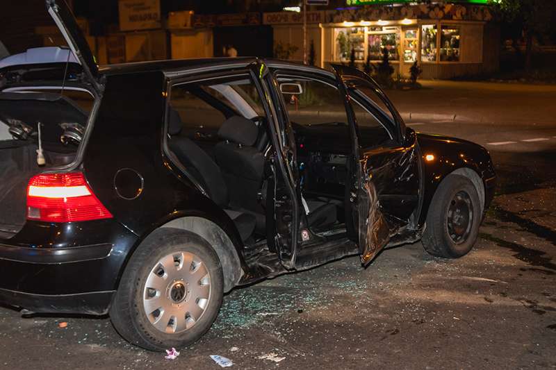 В Киеве на Позняках Uber влетел в Volkswagen Golf: двоих человек забрала «скорая». Фото В Киеве на Позняках Uber влетел в Volkswagen Golf: двоих человек забрала «скорая». Фото