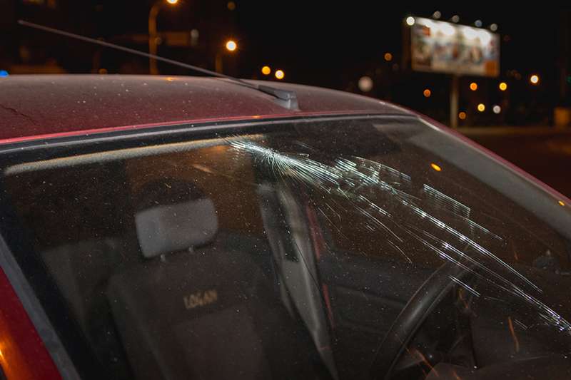 В Киеве на Позняках Uber влетел в Volkswagen Golf: двоих человек забрала «скорая». Фото В Киеве на Позняках Uber влетел в Volkswagen Golf: двоих человек забрала «скорая». Фото