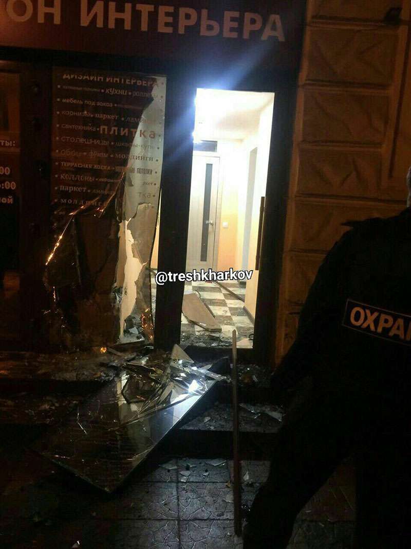 В Харькове автомобиль такси Uklon влетел в витрину магазина. Фото В Харькове автомобиль такси Uklon влетел в витрину магазина. Фото