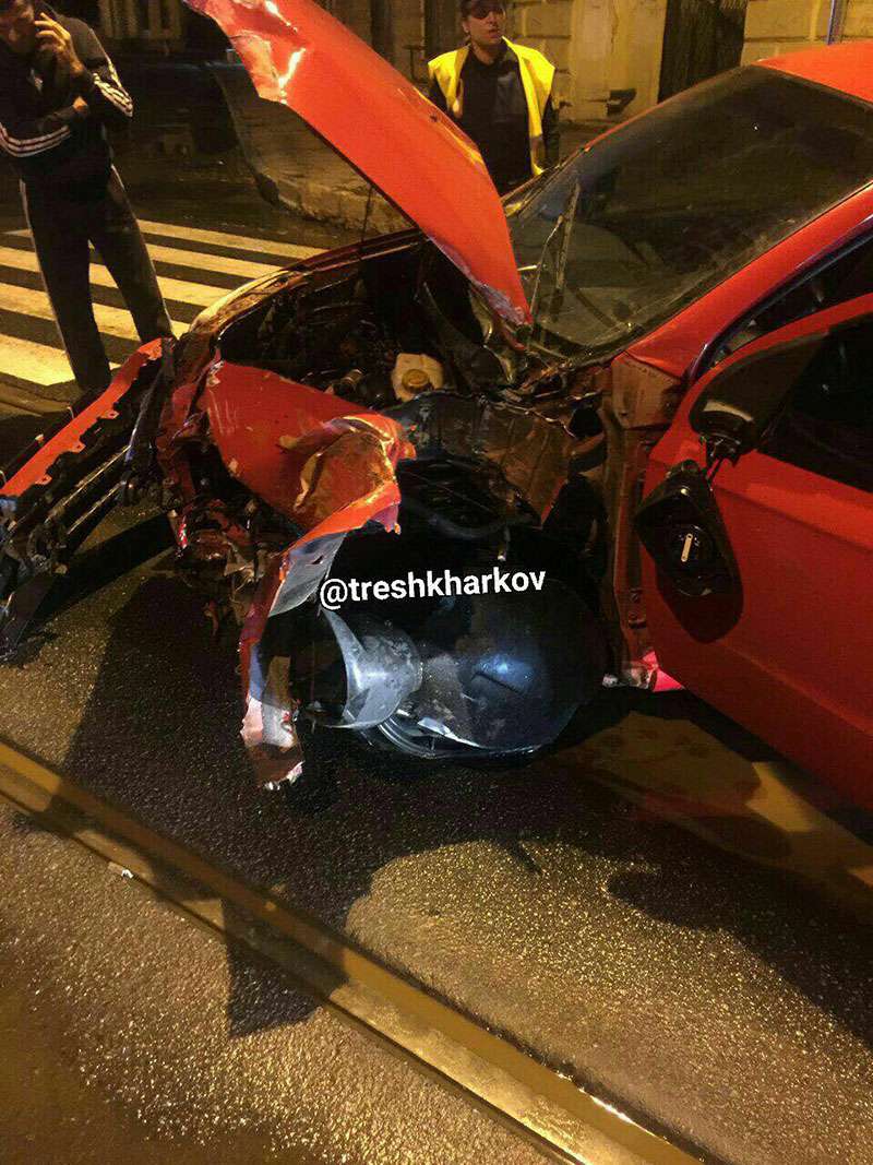 В Харькове автомобиль такси Uklon влетел в витрину магазина. Фото В Харькове автомобиль такси Uklon влетел в витрину магазина. Фото