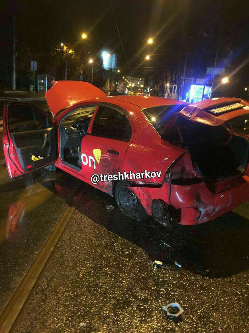 В Харькове автомобиль такси Uklon влетел в витрину магазина. Фото В Харькове автомобиль такси Uklon влетел в витрину магазина. Фото