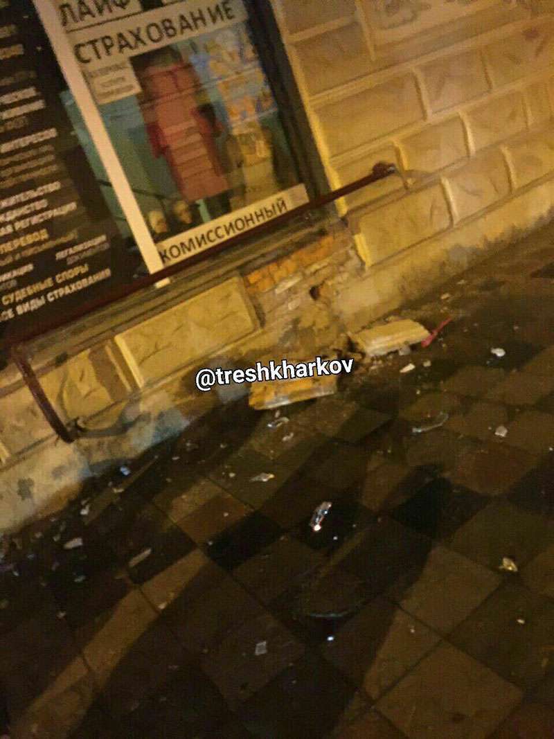 В Харькове автомобиль такси Uklon влетел в витрину магазина. Фото В Харькове автомобиль такси Uklon влетел в витрину магазина. Фото