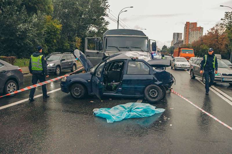 В Киеве на Лобановского Renault влетел в грузовик: водитель погиб, двоих забрала «скорая». Фото В Киеве на Лобановского Renault влетел в грузовик: водитель погиб, двоих забрала «скорая». Фото