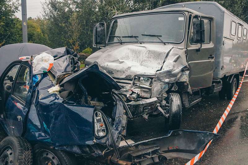 В Киеве на Лобановского Renault влетел в грузовик: водитель погиб, двоих забрала «скорая». Фото В Киеве на Лобановского Renault влетел в грузовик: водитель погиб, двоих забрала «скорая». Фото