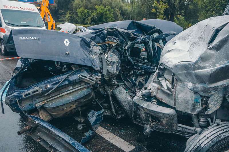 В Киеве на Лобановского Renault влетел в грузовик: водитель погиб, двоих забрала «скорая». Фото В Киеве на Лобановского Renault влетел в грузовик: водитель погиб, двоих забрала «скорая». Фото