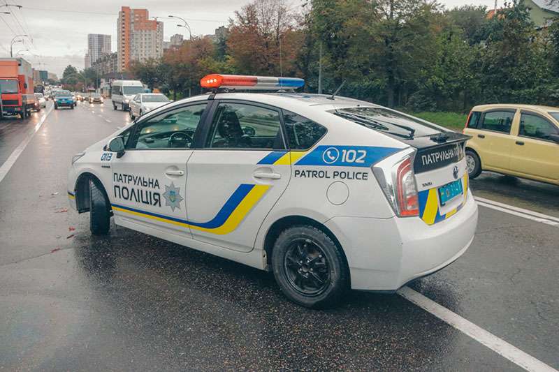В Киеве на Лобановского Renault влетел в грузовик: водитель погиб, двоих забрала «скорая». Фото В Киеве на Лобановского Renault влетел в грузовик: водитель погиб, двоих забрала «скорая». Фото