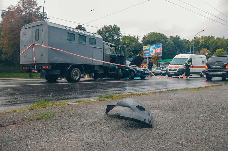 В Киеве на Лобановского Renault влетел в грузовик: водитель погиб, двоих забрала «скорая». Фото В Киеве на Лобановского Renault влетел в грузовик: водитель погиб, двоих забрала «скорая». Фото