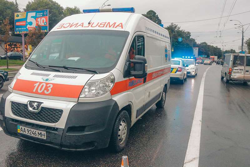 В Киеве на Лобановского Renault влетел в грузовик: водитель погиб, двоих забрала «скорая». Фото В Киеве на Лобановского Renault влетел в грузовик: водитель погиб, двоих забрала «скорая». Фото