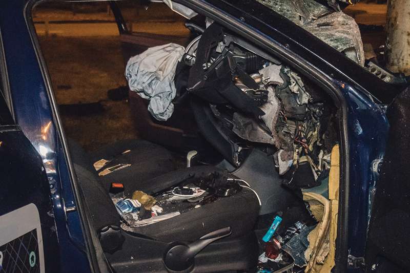 В Киеве на проспекте Гагарина пьяный водитель Uber впечатался в столб: пассажир в тяжелом состоянии. Фото В Киеве на проспекте Гагарина пьяный водитель Uber впечатался в столб: пассажир в тяжелом состоянии. Фото