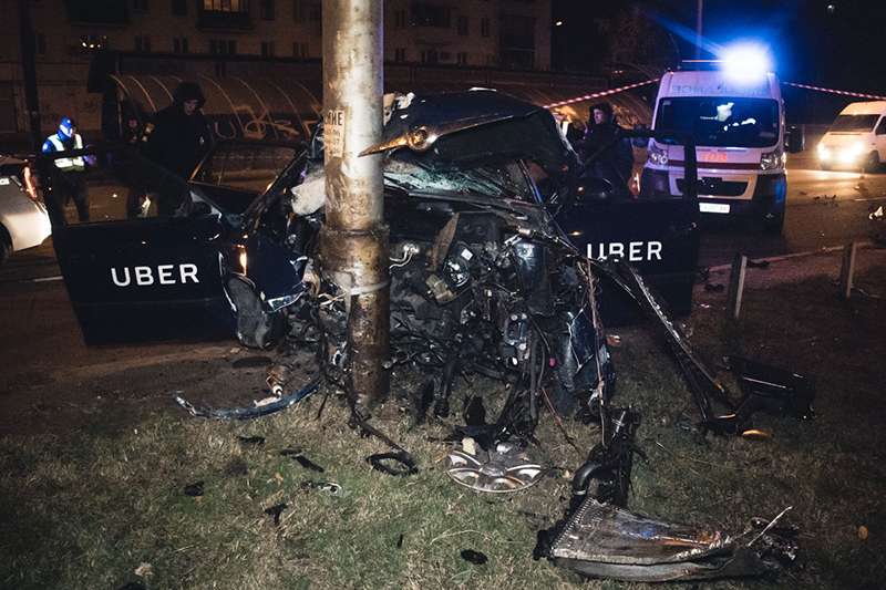 В Киеве на проспекте Гагарина пьяный водитель Uber впечатался в столб: пассажир в тяжелом состоянии. Фото В Киеве на проспекте Гагарина пьяный водитель Uber впечатался в столб: пассажир в тяжелом состоянии. Фото