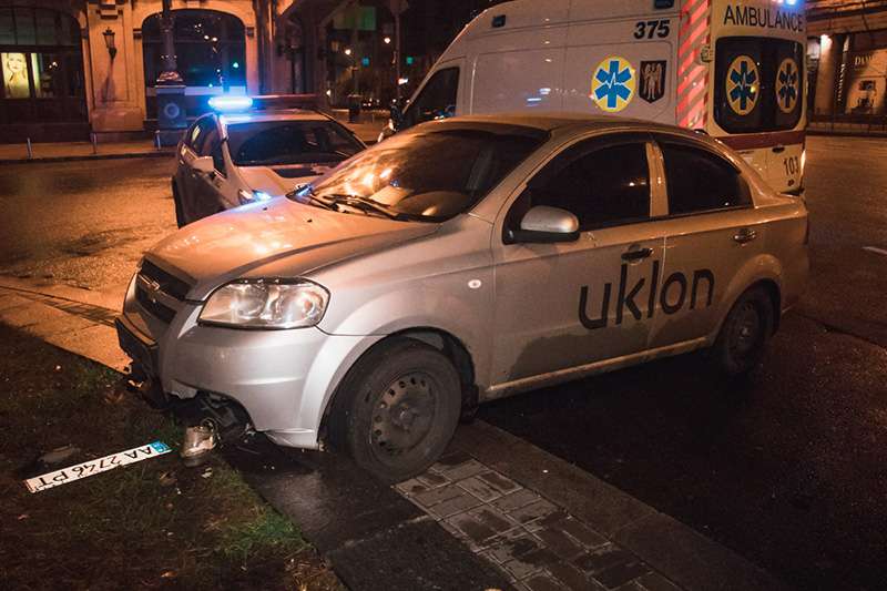 В Киеве на Бессарабской площади такси Uklon без тормозов въехало в клумбу. Фото В Киеве на Бессарабской площади такси Uklon без тормозов въехало в клумбу. Фото