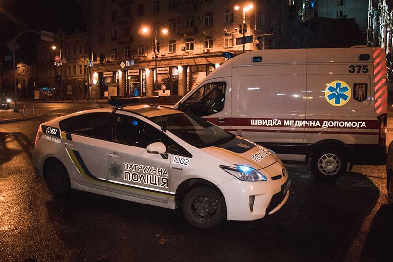 В Киеве на Бессарабской площади такси Uklon без тормозов въехало в клумбу. Фото В Киеве на Бессарабской площади такси Uklon без тормозов въехало в клумбу. Фото