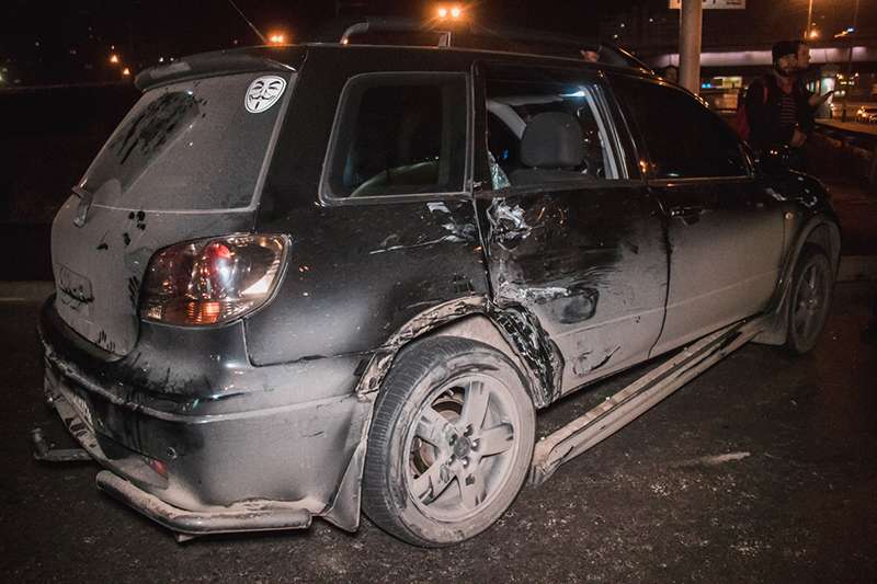 В Киеве на Бажана пьяный водитель на Mitsubishi отправил такси Uber крышей в столб В Киеве на Бажана пьяный водитель на Mitsubishi отправил такси Uber крышей в столб