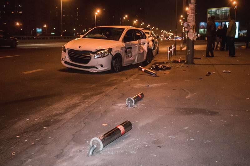 В Киеве на Бажана пьяный водитель на Mitsubishi отправил такси Uber крышей в столб В Киеве на Бажана пьяный водитель на Mitsubishi отправил такси Uber крышей в столб