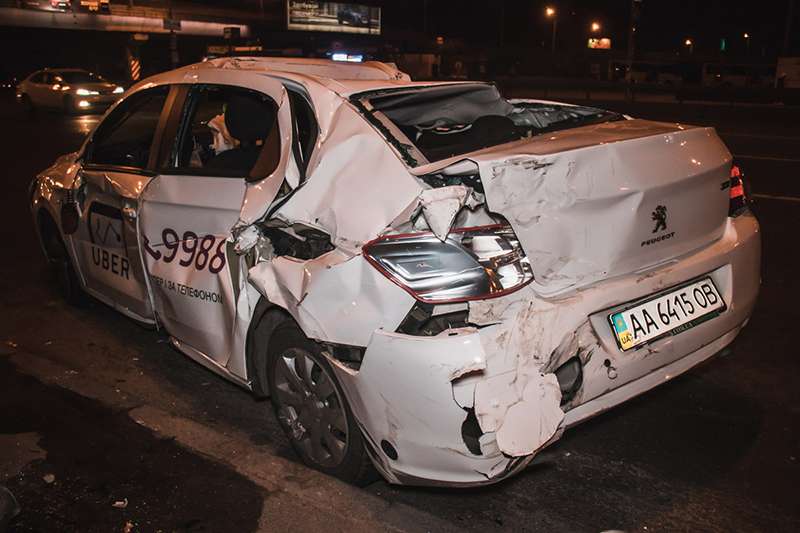 В Киеве на Бажана пьяный водитель на Mitsubishi отправил такси Uber крышей в столб В Киеве на Бажана пьяный водитель на Mitsubishi отправил такси Uber крышей в столб