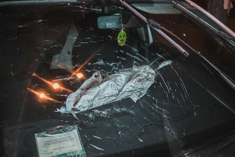 В Киеве на Бажана пьяный водитель на Mitsubishi отправил такси Uber крышей в столб В Киеве на Бажана пьяный водитель на Mitsubishi отправил такси Uber крышей в столб