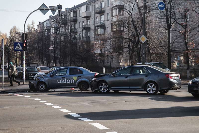 В Киеве не разминулись Toyota и Uklon: пострадал ребенок. Видео В Киеве не разминулись Toyota и Uklon: пострадал ребенок. Видео
