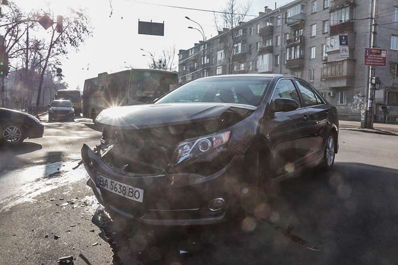 В Киеве не разминулись Toyota и Uklon: пострадал ребенок. Видео В Киеве не разминулись Toyota и Uklon: пострадал ребенок. Видео